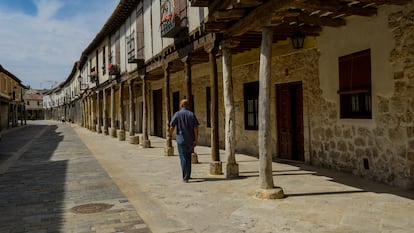 Una de las calles porticadas de Ampudia, en la provincia de Palencia.