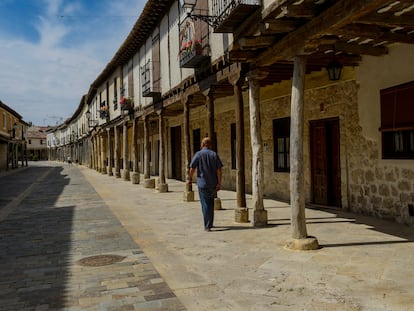 Una de las calles porticadas de Ampudia, en la provincia de Palencia.