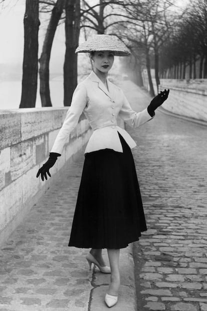 El 12 de febrero de 1947, con Europa sumida en plena posguerra, Christian Dior presentaría la colección de Alta Costura que cambiaría la forma de vestir de las mujeres de todo el mundo. Nacía el estilo New Look, con faldas que se alargaban moderadamente, cinturas que se marcaban y una elegantísima sensualidad absolutamente revolucionaria. En la imagen, el célebre traje Bar, mil veces copiado.