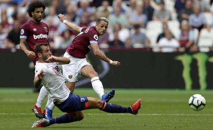 Hernández patea el balón durante el partido contra el Bournemouth.