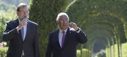 Mariano Rajoy y Ant&oacute;nio Costa, en los jardines del Palacio de Mateus, en Vila Real.