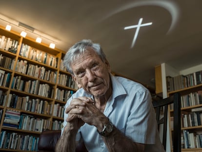 O escritor Amos Oz em sua casa em Arad (Israel).