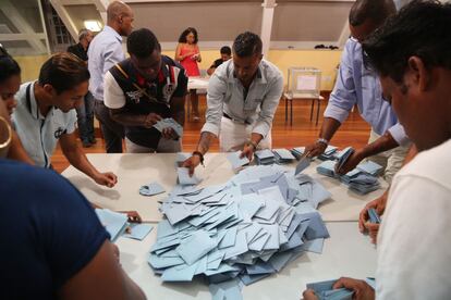 Conteo de los votos en un colegio electoral en Saint-Paul, en la isla de La Reunión.