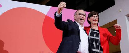 Los líderes del SPD alemán, Saskia Esken y Norbert Walter-Borjans .