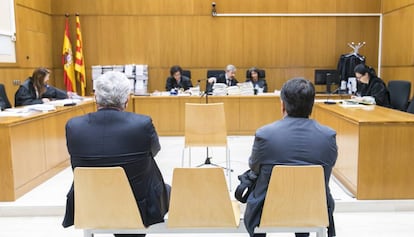 Josep Maria Matas (izquierda) y Xavier Sol&agrave;, este lunes en el juicio por el saqueo de la ACM.