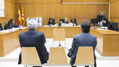 Josep Maria Matas (izquierda) y Xavier Sol&agrave;, este lunes en el juicio por el saqueo de la ACM.