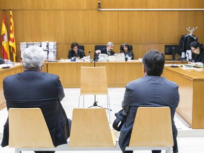 Josep Maria Matas (izquierda) y Xavier Sol&agrave;, este lunes en el juicio por el saqueo de la ACM.