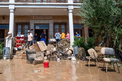 Vecinos de Yunclillos (Toledo) tratan este martes de recuperar sus negocios y casas, anegados por las lluvias torrenciales.