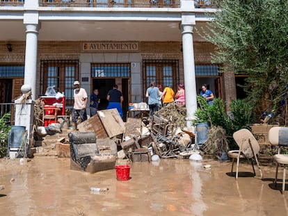 Vecinos de Yunclillos (Toledo) tratan este martes de recuperar sus negocios y casas, anegados por las lluvias torrenciales.