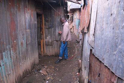 Jackson Makuru usa un GPS básico para mapear el asentamiento informal. Muchos jóvenes locales trabajan en proyectos con Spatial Collective, que busca obtener datos de lugares no censados. 