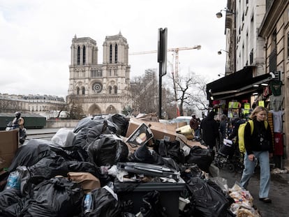 Las calles de París llenas de basura, en imágenes