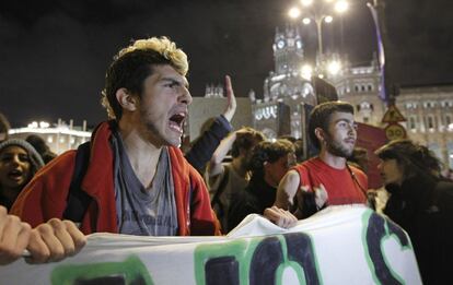 Estudiantes universitarios a su paso por la Plaza de Cibeles durante la marcha en defensa de la educación pública.