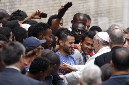 El papa Francisco saluda a un grupo de refugiados en un centro de acogida en Roma, 10 de septiembre de 2013.