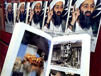 Uno de los expositores con una biografía de Bin Laden, de los autores Michael Pohly y Khalyd Duran, en la Feria de Francfort.