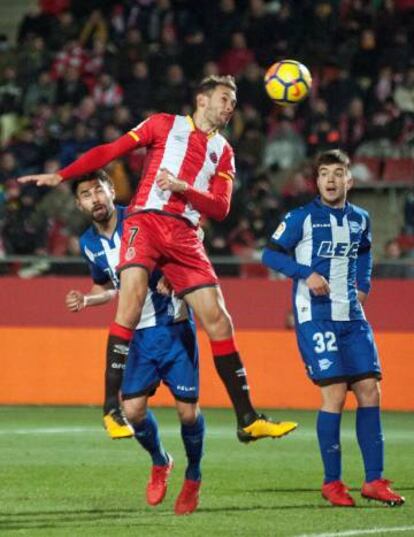 Remate de Stuani en el partido del Girona contra el Alavés.