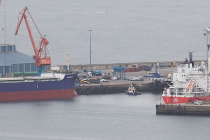 Trabajos de asistencia en el puerto de 'El Musel' tras el accidente del 5 de septiembre de 2024, en Gijón, Asturias (España).