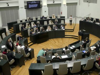 El pleno del Ayuntamiento en Madrid arranca con varios escaños vacíos.