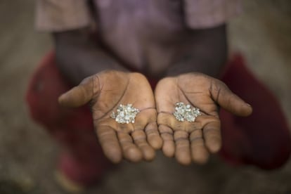 A zona conhecida como Areinha (MG) é uma terra de ninguém onde pequenos grupos de garimpeiros tentam a sorte com técnicas artesanais. Na imagem, um garimpeiro mostra os diamantes que ele e seu grupo conseguiram numa mina abandonada.