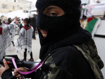 Niños participan en una ceremonia celebrada con motivo del Día de los prisioneros palestinos en Hebron (Palestina).