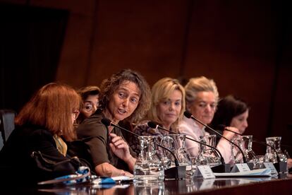 La magistrada del Tribunal Constitucional Laura Díez (segunda desde la izquierda) interviene junto a otras magistradas del órgano de garantías en un acto con motivo del Día Internacional de la Mujer, el pasado 8 de marzo.