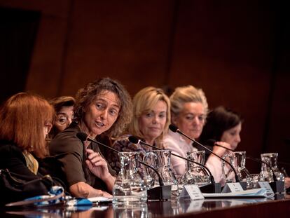 La magistrada del Tribunal Constitucional Laura Díez (segunda desde la izquierda) interviene junto a otras magistradas del órgano de garantías en un acto con motivo del Día Internacional de la Mujer, el pasado 8 de marzo.