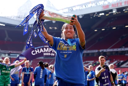 Mayra Ramírez sostiene el trofeo de la Barclays Women's Super League tras la victoria del Chelsea contra el Manchester United, el 18 de mayo, en Manchester (Inglaterra).