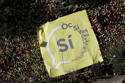 Una pancarta a favor del referéndum del 1-O es vista durante la manifestación.