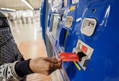 Un usuario con la nueva tarjeta recargable de transportes de la CAM en una estaci&oacute;n de metro.
 