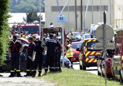 Al menos un individuo con una bandera islamista ha atacado esta mañana una empresa gasística en Isère, en la localidad de Saint-Quentin-Fallavier, cerca de Lyon, y ha matado a una persona y herido a otras dos.