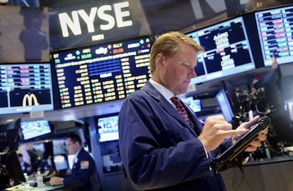 Corredores de bolsa trabajan en el parqué de la Bolsa de Nueva York