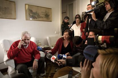 Juan Marsé, premio Cervantes 2008, atiende a la prensa en su casa de Barcelona.