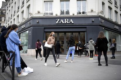 La fila frente a un local de Zara, en París, durante el principio del desconfinamiento en Francia.