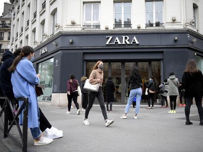 La fila frente a un local de Zara, en París, durante el principio del desconfinamiento en Francia.