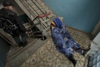 El cuerpo sin vida de un hombre yace en la escalera de un edificio en Bucha. Periodistas de Associated Press en esta pequeña ciudad al noroeste de Kiev vieron los cuerpos de al menos nueve personas vestidas de civil que parecía haber sido asesinados a quemarropa. Al menos dos tenían las manos atadas a la espalda.