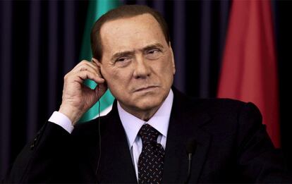 El primer ministro italiano, Silvio Berlusconi, busca una finca entre los campos plagados de viñedos de la región de Toscana, en el centro de Italia, propiedad a añadir a la lista de las lujosas residencias que posee en lugares como la isla de Cerdeña o el archipiélago de las Bermudas. Berlusconi le ha echado el ojo, según <i>Il Corriere Florentino</i>, a la hacienda La Selva con una mil hectáreas de extensión y que en otro tiempo fue sede del Obispado de Siena. El rotativo cuenta que Berlusconi ya ha visitado la propiedad. Recientemente Berlusconi descartó comprar <a href="http://www.elpais.com/fotografia/espana/Silvio/Berlusconi/futuro/palacio/elpfotnac/20100117elpepunac_1/Ies/" target="_blank">un palacio en el Gran Canal de Venecia</a> porque quería una casa para un fin de semana y esa suntuosa construcción era "demasiado".