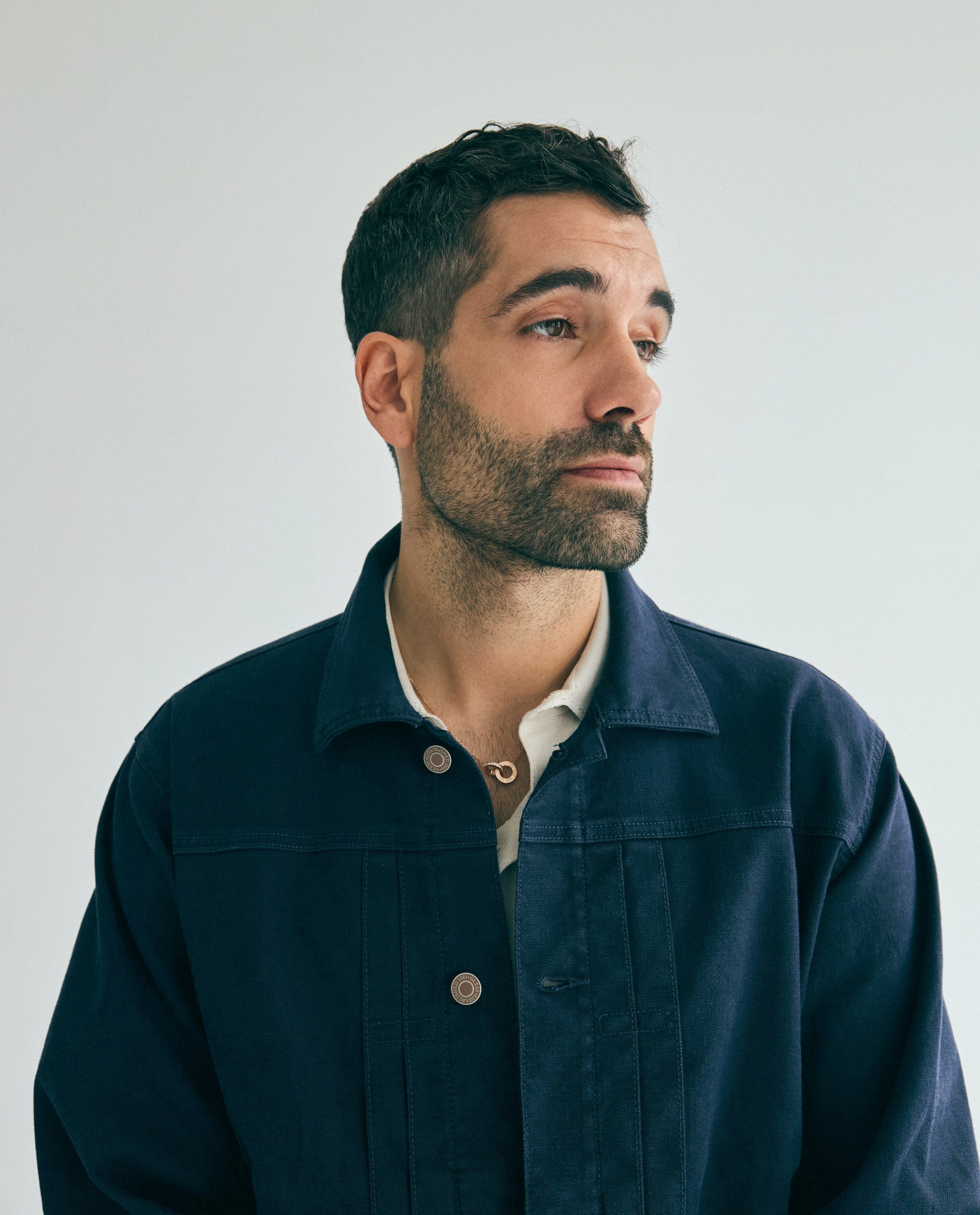 Tamar Novas posa para ICON con Chaqueta Guess,y anillo y collar de la colección Love, de Cartier.