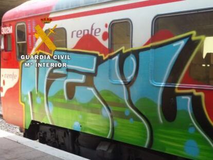 Grafiti en un tren atribuido a los detenidos.