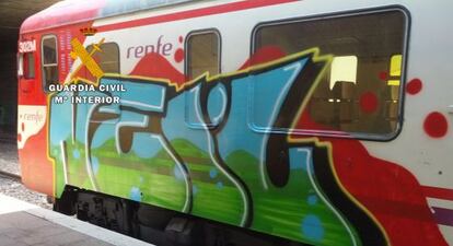 Grafiti en un tren atribuido a los detenidos.