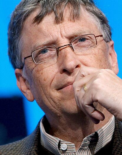 Gates cede el trono, pero por muy poco. Tan 'sólo' 500 millones de dólares son los que le separan de Slim en la cima de la lista Forbes. Así, con 53.000 millones de dólares, el fundador de Microsoft, retirado de los cargos directivos del gigante del software, sigue siendo uno de los hombres más poderosos del planeta.