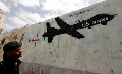 Un yemen&iacute; observa el graffiti de un dron estadounidense.
