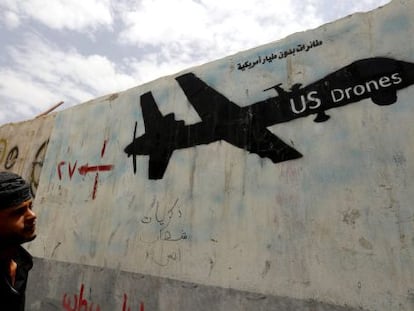 Un yemen&iacute; observa el graffiti de un dron estadounidense.