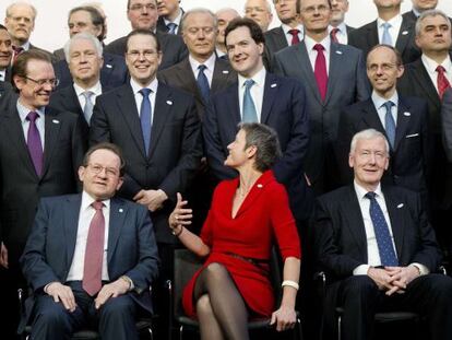 Foto de grupo del Gobierno dan&eacute;s con miembros del BCE y bancos centrales durante el Ecofin