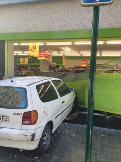 El coche empotrado contra la luna de cristal de un supermercado en Valencia.