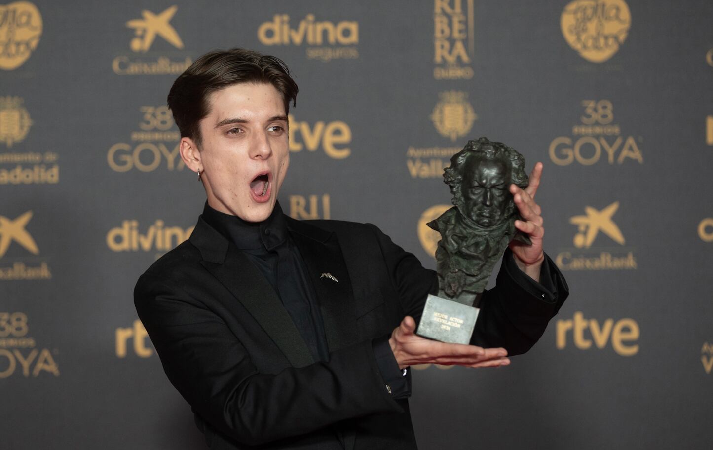 El argentino Matías Recalt posa con el premio al mejor actor revelación por la película 'La sociedad de la nieve'.