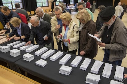 Un grupo de ciudadanos ejerce su derecho a voto en el colegio La Sedeta de Barcelona.