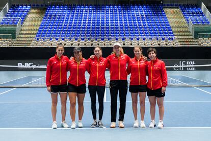 Sorribes, Bouzas, Bucsa, Maristany, Cavallé y Suárez, en la pista de Ostrava. / ÁLVARO DÍAZ (RFET)