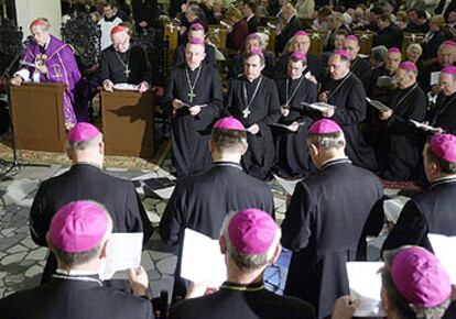 Obispos polacos rezan en un acto de petición de perdón por una matanza de judíos en 1941 en el noroeste del país.