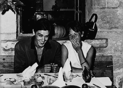 Alain Delon y Pascale Petit en La Colombe d'Or. |