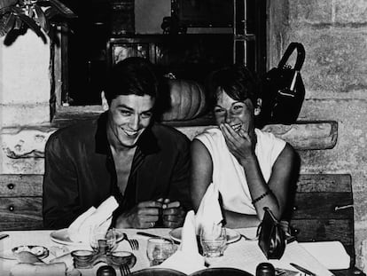 Alain Delon y Pascale Petit en La Colombe d'Or. |