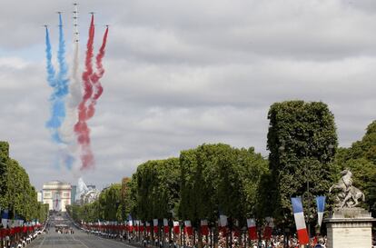 Aviones de la Patroulle de France sobrevuelan los Campos Elíseos durante el desfile conmemorativo del 14 de julio.